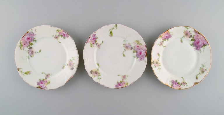 Rosenthal, Tyskland. Tre Iris tallerkener i håndmalet porcelæn med blomster og guldkant. 1920