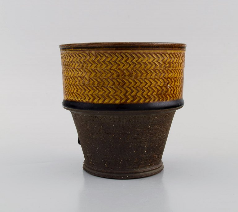 Nils Kähler (1906-1979) for Kähler. Vase in partially glazed stoneware. Beautiful glaze in mustard yellow shades. 1960s.