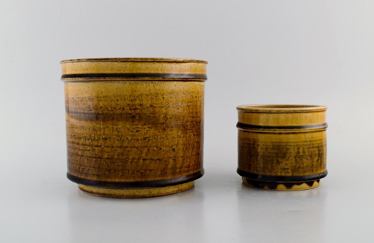 Nils Kähler (1906-1979) for Kähler. To urtepotter i glaseret stentøj. Smuk glasur i sennepsgule nuancer. 1960