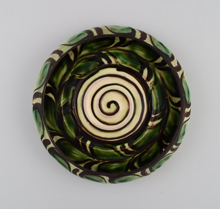 Kähler, HAK. Round bowl in glazed stoneware. Green leaves on a cream-colored background. 1940s.