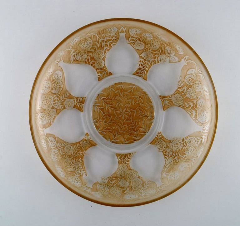 René Lalique (1860-1945), Frankrig. Stort "Vases" fad / skål i røgfarvet og klart mundblæst kunstglas. Vaser med blomster i relief. 1920