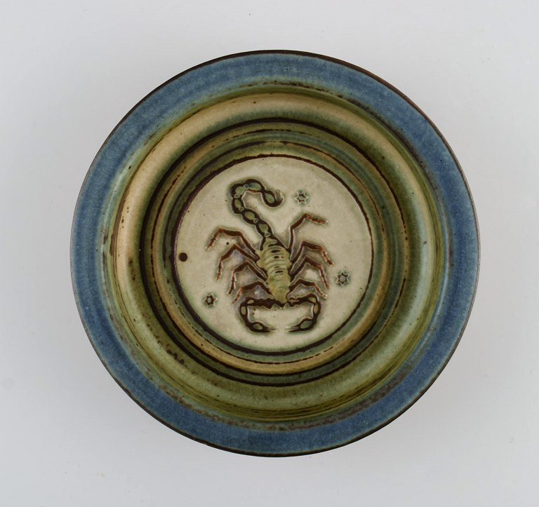 Royal Copenhagen low bowl in glazed ceramics with scorpion. Beautiful sung glaze and blue edge. 1970s.