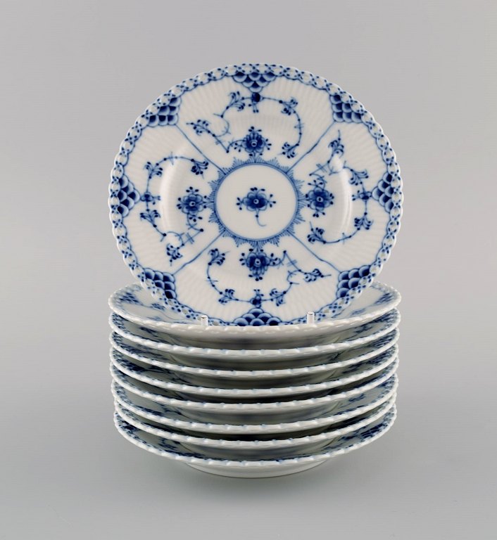 9 Royal Copenhagen Musselmalet Helblonde tallerkener i porcelæn. Modelnummer 1/1088.