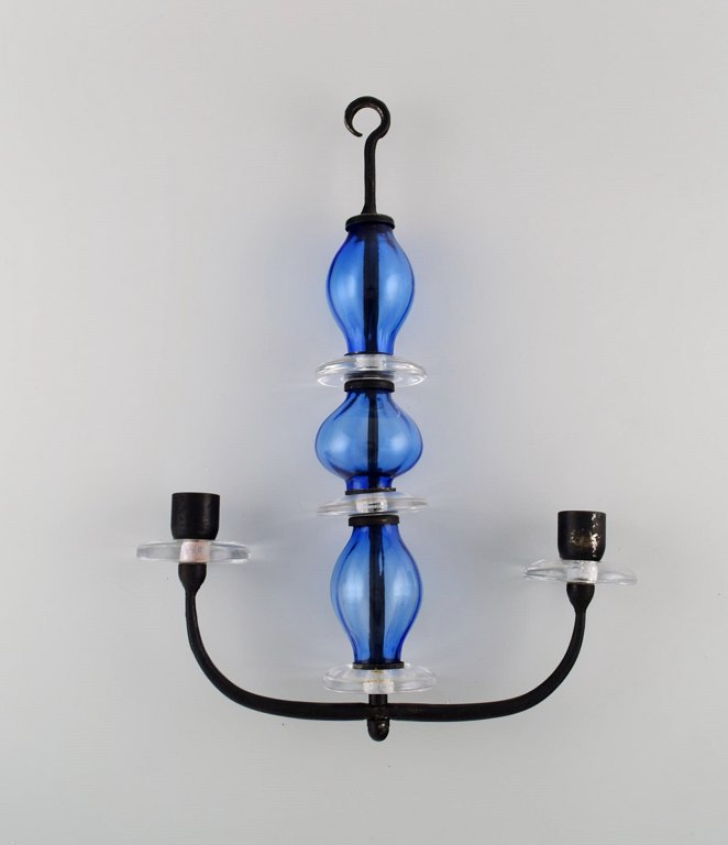 Erik Höglund (1932-1998) for Kosta Boda. Rare two-armed candlestick for hanging in cast iron and mouth-blown art glass. Mid-20th century.