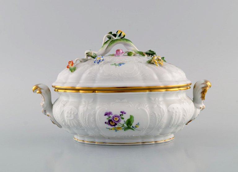 Meissen lågterrin i porcelæn med håndmalede blomster og guldkant. Låg modeleret med blomster og bladværk. 1920