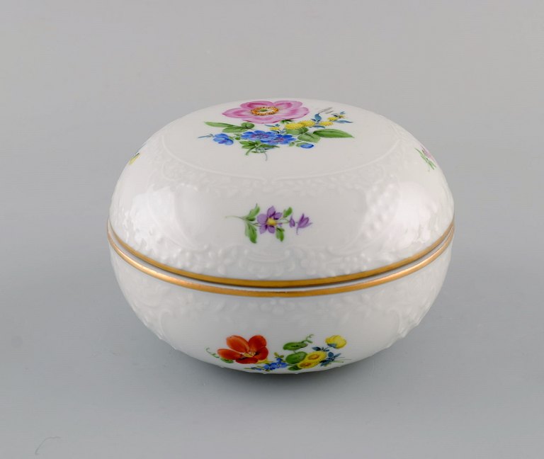 Antik Meissen lågskål i porcelæn med håndmalede blomster og guldkant. 1920/30