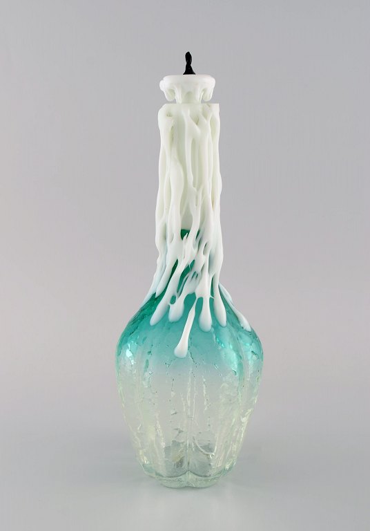 Sjælden Murano karaffel i mundblæst kunstglas formet som stearinlys i flaske. Italiensk design, 1960/70