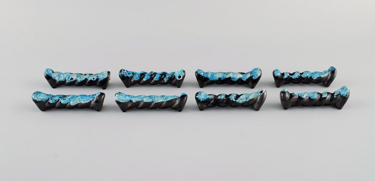 French ceramist. Eight knife rests in glazed stoneware. Beautiful glaze in azure shades. Unique, high-quality ceramics. Mid-20th century.