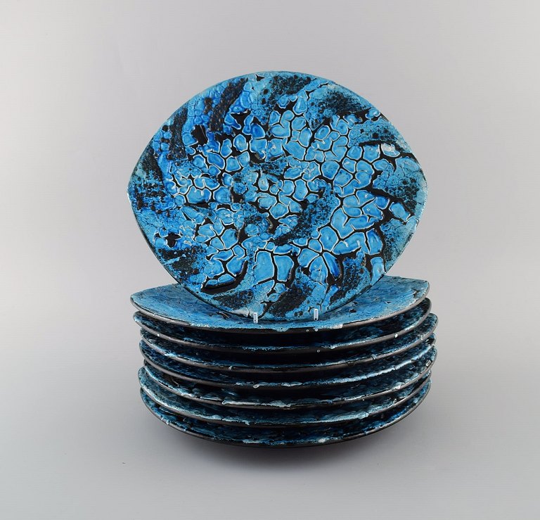 French ceramist. Eight dinner plates in glazed stoneware. Beautiful glaze in azure shades. Unique, high-quality ceramics. Mid-20th century.