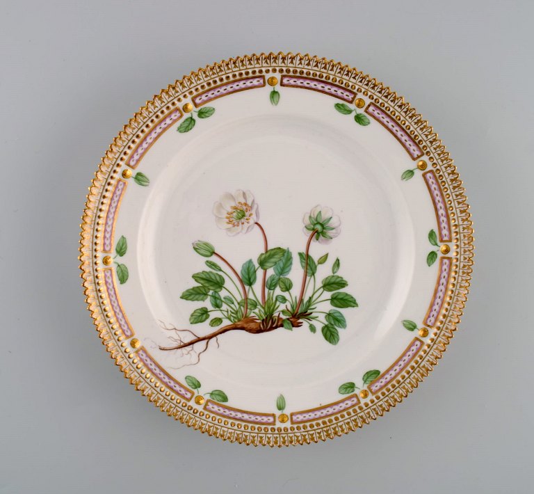 Royal Copenhagen Flora Danica frokosttallerken i håndmalet porcelæn med blomster og gulddekoration. Modelnummer 20/3550. 
