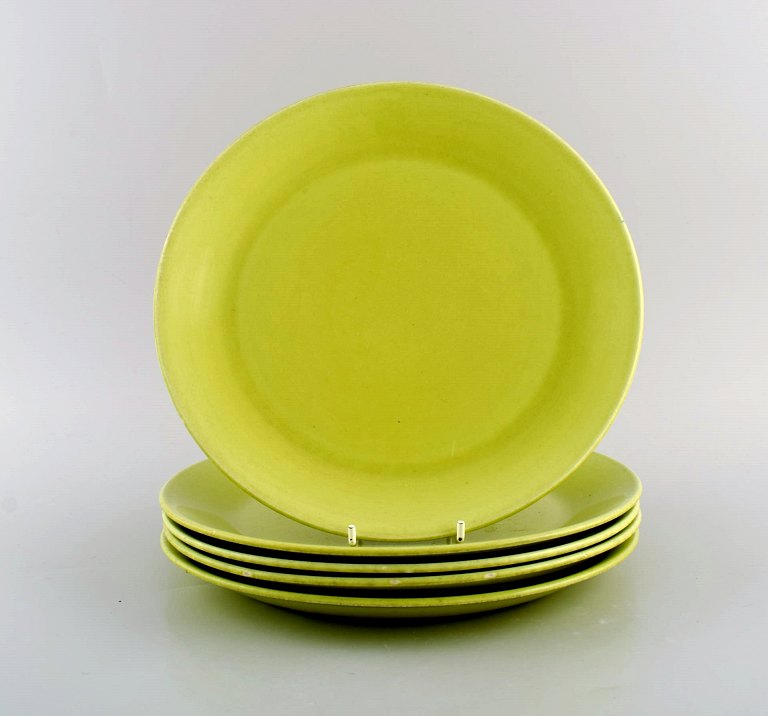 Stig Lindberg for Gustavsberg. Fem Spisa-Legum middagstallerkener i glaseret porcelæn. 1960
