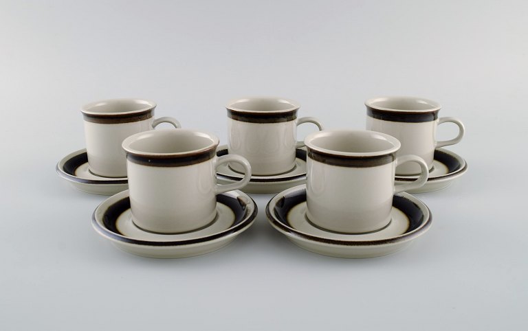 Anja Jaatinen-Winqvist for Arabia. Five Karelia coffee cups with saucers in glazed stoneware. 1970s.