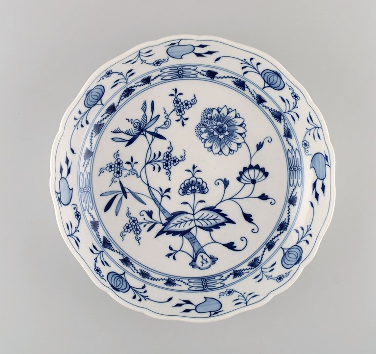 Rundt Meissen Løgmønstret serveringsfad / skål i håndmalet porcelæn. Ca. 1900.