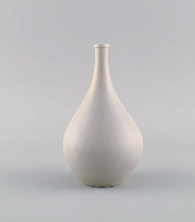 Stig Lindberg (1916-1982) for Gustavsberg. Vase in glazed ceramics. Beautiful delicate eggshell glaze. Swedish design, mid 20th century.