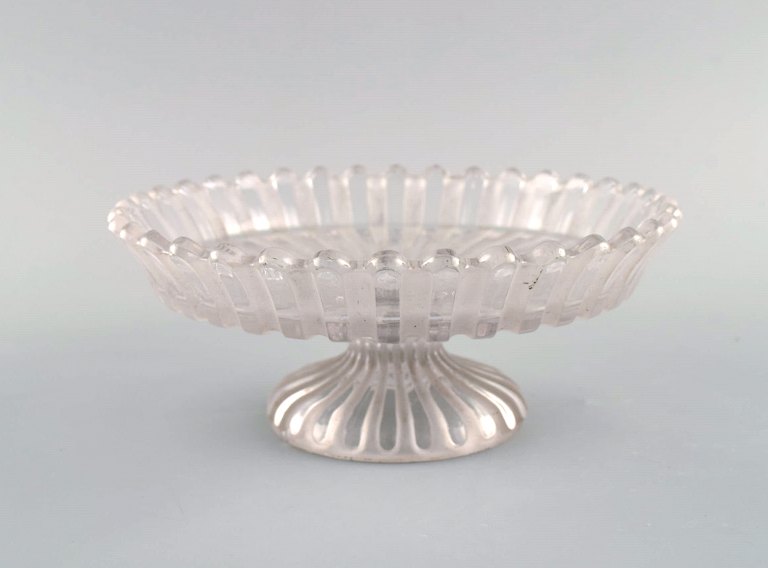 Baccarat, France. Art deco compote in clear and frosted mouth-blown art glass. 1940s.