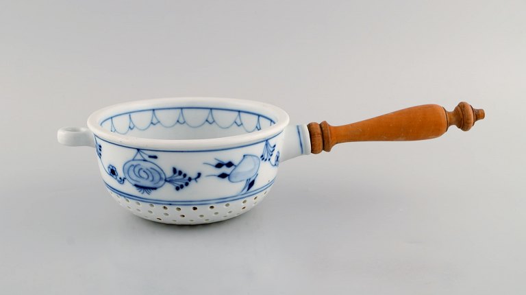 Presumably Meissen Blue Onion sifter in hand-painted porcelain with wooden handle. Approx. 1900.