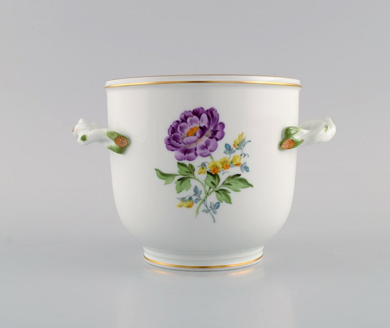 Meissen vase / urtepotte i håndmalet porcelæn med blomster og guldkant. Hanke modeleret som grene. Tidligt 1900-tallet.