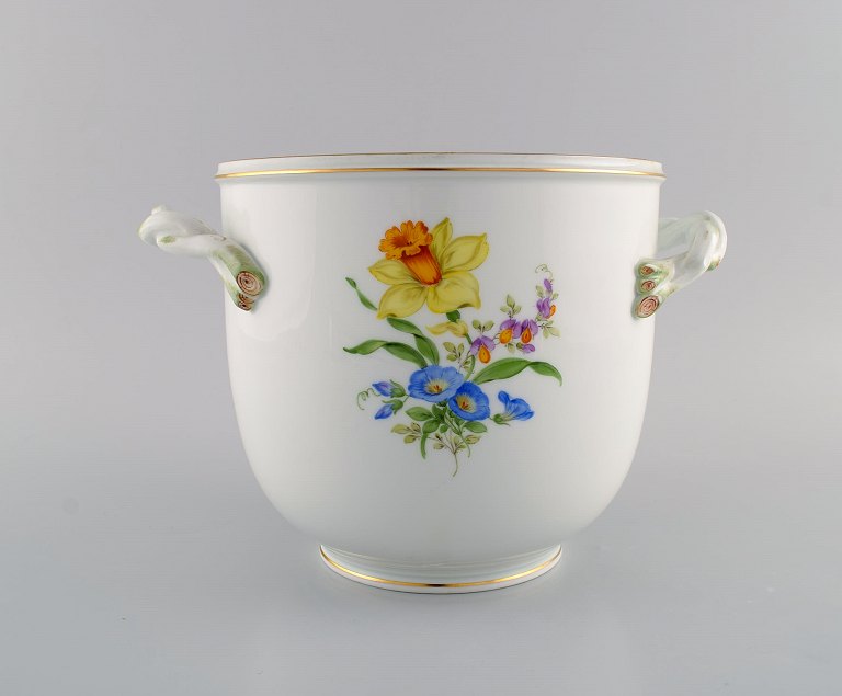 Meissen vin / champagnekøler i håndmalet porcelæn med blomster og guldkant. Hanke modeleret som grene. Tidligt 1900-tallet.