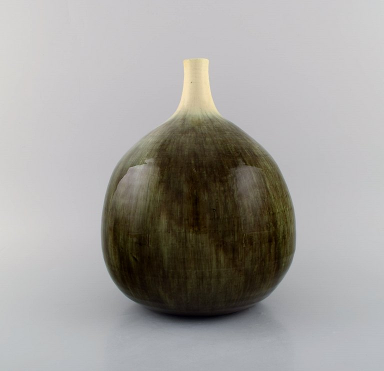 Large narrow neck Accolay vase in glazed stoneware. Beautiful glaze in sand and light earth shades. 1960s.