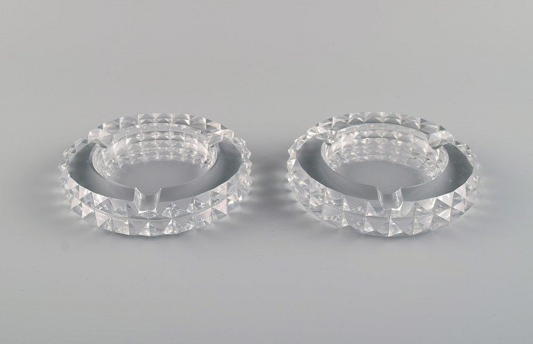 Saint-Louis, France. Two art deco ashtrays in clear art glass. 1930s / 40s.