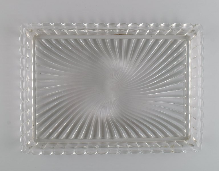 Baccarat, France. Art deco serving dish in clear art glass. 1930s / 40s.