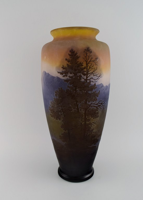 Émile Gallé (1846-1904), France. Very large and rare "Vosges" vase in mouth blown cameo art glass. Mountain landscape with trees in relief. Approx. 1900.