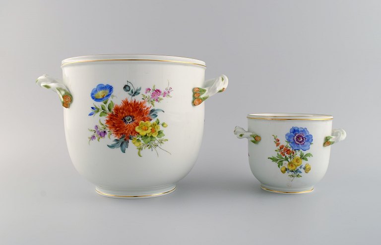 Meissen wine cooler and vase in hand-painted porcelain with flowers and gold edge. Handles modeled as branches. Early 20th century.