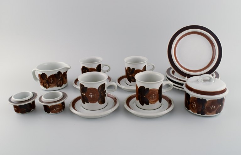 Ulla Procope (1921-1968) for Arabia. Thyme coffee service in hand-painted stoneware for four people. 1960s.