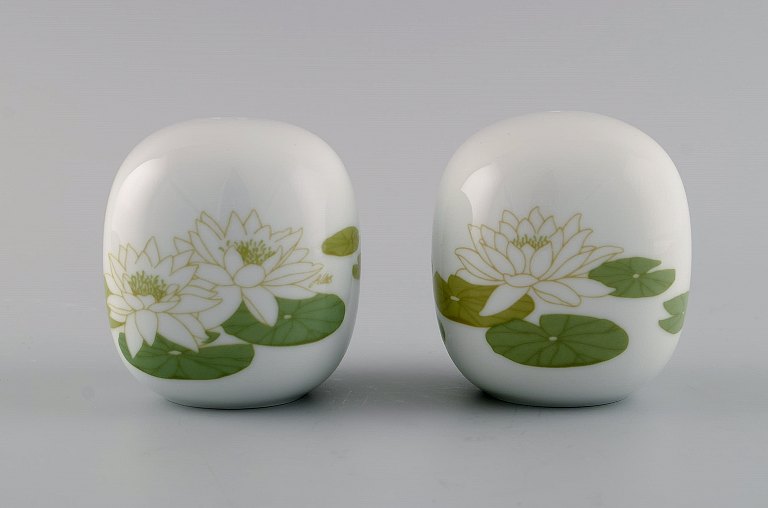 Timo Sarpaneva for Rosenthal. Rare salt / pepper set in porcelain decorated with water lilies. 1970s / 80s.
