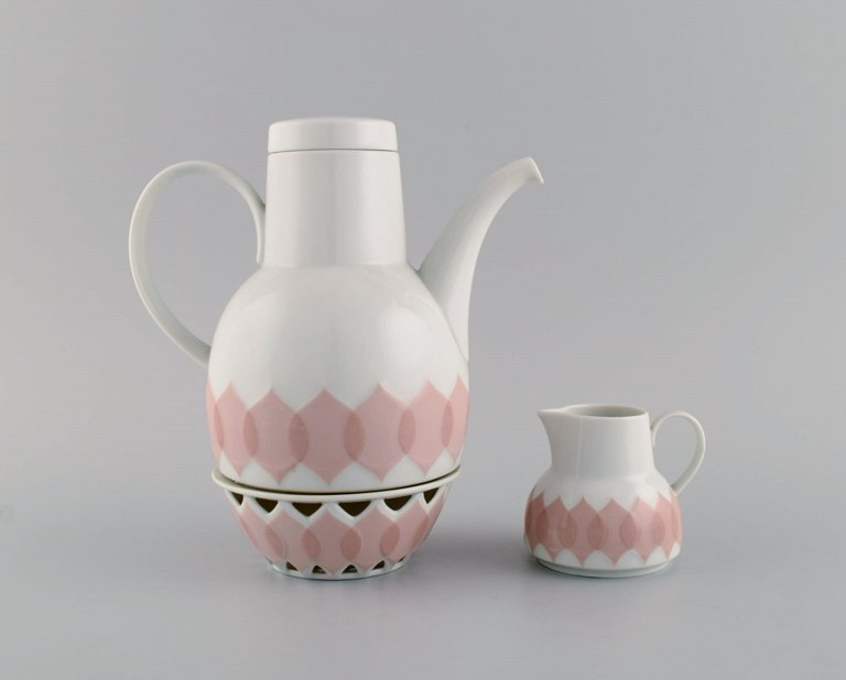 Bjørn Wiinblad for Rosenthal. Lotus porcelænsservice. Kaffekande med varmer til fyrfadslys og flødekande dekoreret med lyserøde lotusblade. 1980