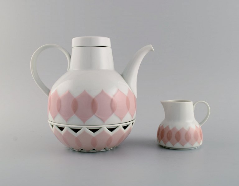 Bjørn Wiinblad for Rosenthal. Lotus porcelænsservice. Tekande med varmer til fyrfadslys og flødekande dekoreret med lyserøde lotusblade. 1980