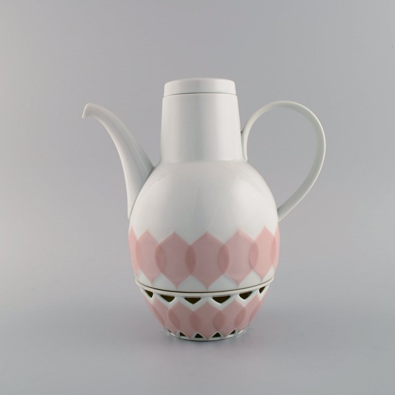 Bjørn Wiinblad for Rosenthal. Lotus porcelænsservice. Kaffekande med varmer til fyrfadslys dekoreret med lyserøde lotusblade. 1980
