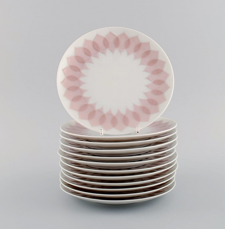 Bjørn Wiinblad for Rosenthal. Lotus porcelænsservice. Tolv tallerkener dekoreret med lyserøde lotusblade. 1980