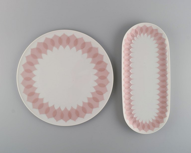 Bjørn Wiinblad for Rosenthal. Lotus porcelænsservice. To serveringsfade dekoreret med lyserøde lotusblade. 1980