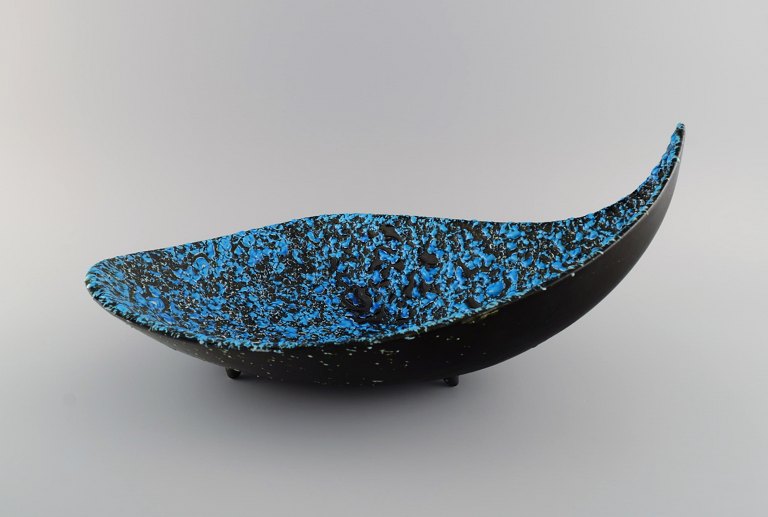 Large freeform bowl in glazed ceramics. Beautiful glaze in azure shades. France, 1960s.