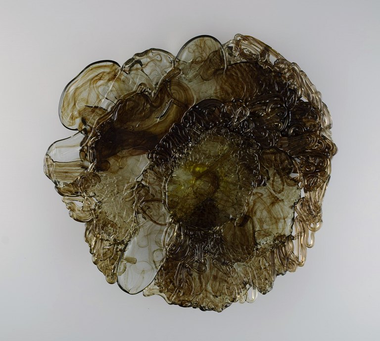 Per Lütken for Holmegaard. Kolossalt unika fad / skål i røgfarvet mundblæst kunstglas. Dansk design, 1970