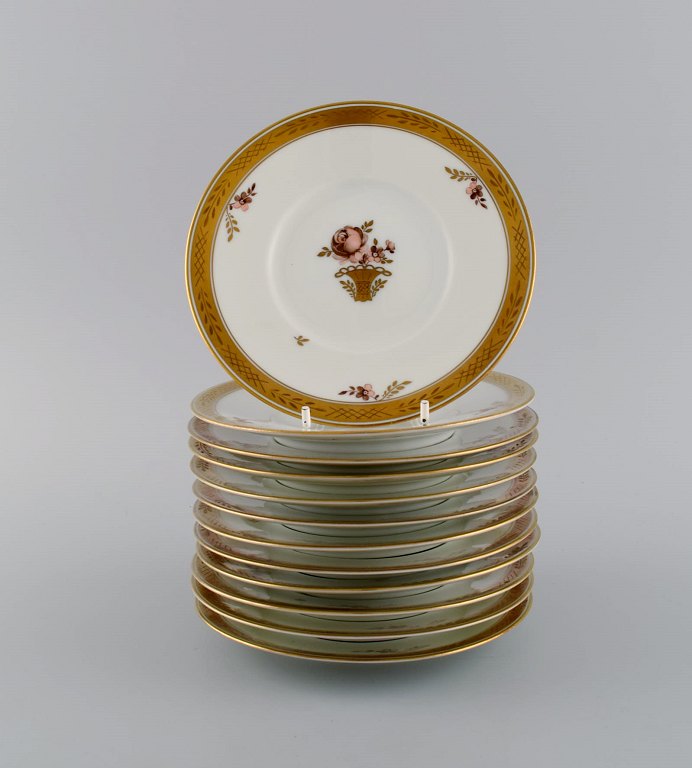 Tolv Royal Copenhagen Guldkurv kagetallerkener i håndmalet porcelæn med blomster og gulddekoration. 1930érne. Modelnummer 595/10522. 
