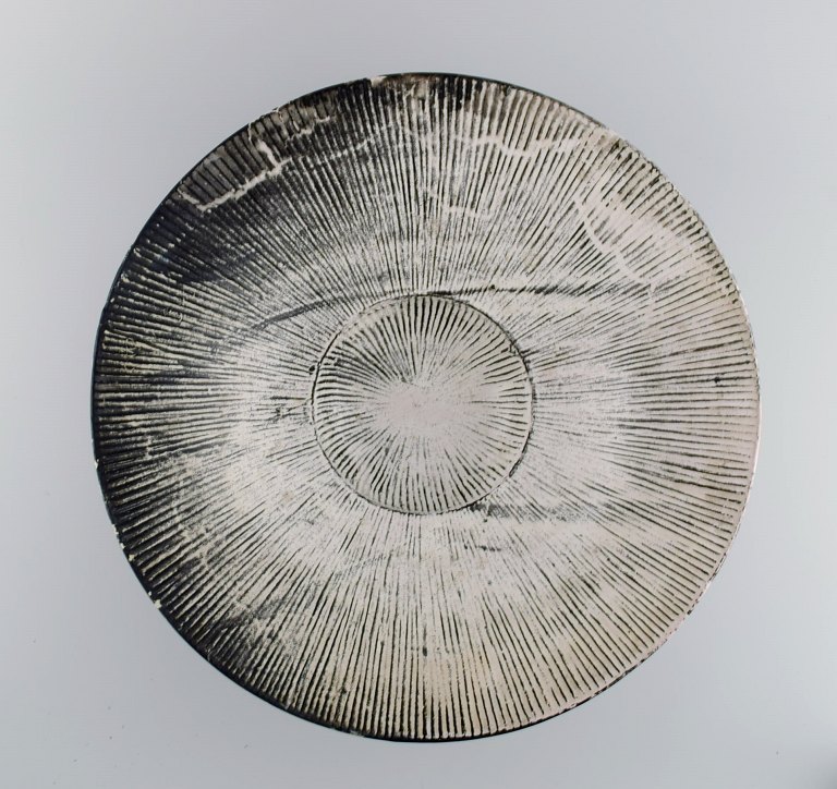 Svend Hammershøi for Kähler. Kolossal skål med riflet kant i glaseret stentøj. Smuk gråsort dobbeltglasur. 1930/40