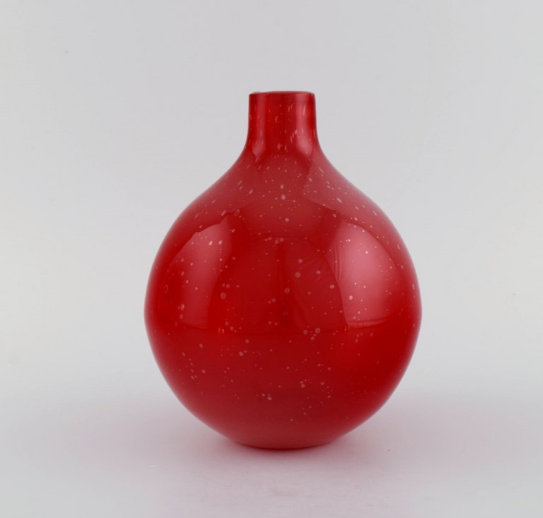 Scandinavian glass artist. Unique vase in red mouth-blown art glass with inlaid bubbles. Late 20th century.