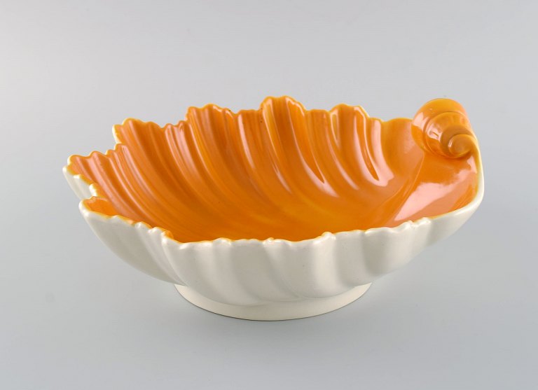 Wilhelm Kåge (1889-1960) for Gustavsberg. Hand-painted faience bowl shaped like a seashell. 1920s / 30s.