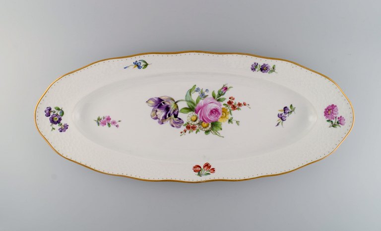 Royal Copenhagen Saksisk Blomst. Kolossalt fiskefad i porcelæn med håndmalede blomster og guldkant. 1800-tallet.