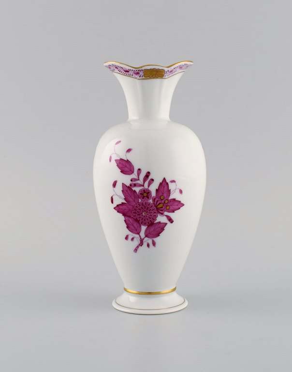Herend Chinese Bouquet Raspberry vase in hand-painted porcelain. Pink flowers and gold decoration. Mid-20th century.