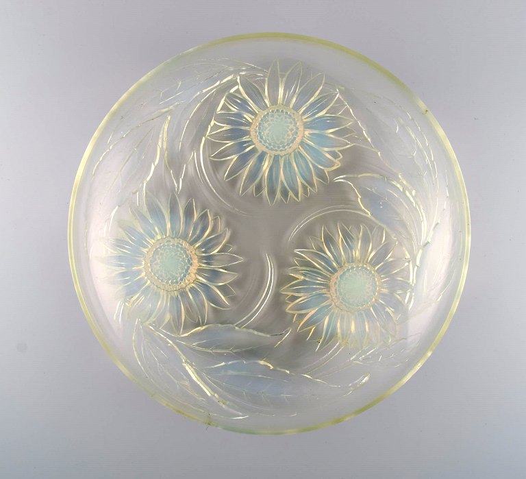 Verlys, France. Large art deco bowl in mouth-blown art glass with flowers in relief. 1940s.