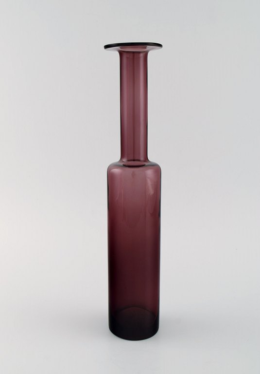 Nanny Still (1926-2009) for Riihimäen Lasi. Vase in purple mouth-blown art glass. Finnish design, 1960s.