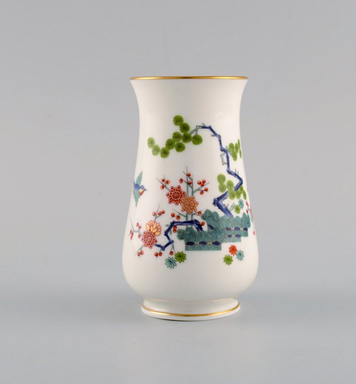 Meissen porcelænsvase med håndmalede grene, blomster og fugle. Japanisme, tidligt 1900-tallet.