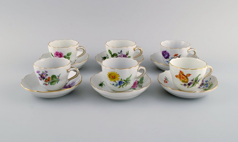 Seks Meissen kaffekopper med underkopper i håndmalet porcelæn. Blomster og gulddekoration. Tidligt 1900-tallet.