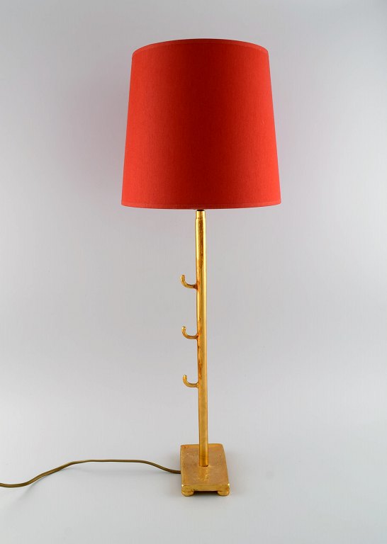 Nicolas de Wael for Fondica. Stor bordlampe i bronze med original rød skærm. Frankrig, 1980