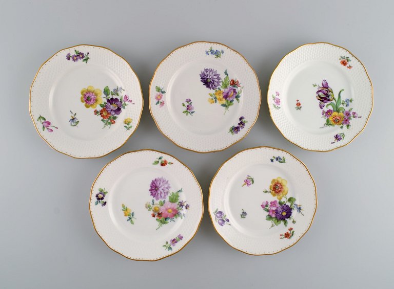 Royal Copenhagen Saxon Flower special version. Five rare cake plates with hand-painted flowers and gold decoration. Approx. 1900.