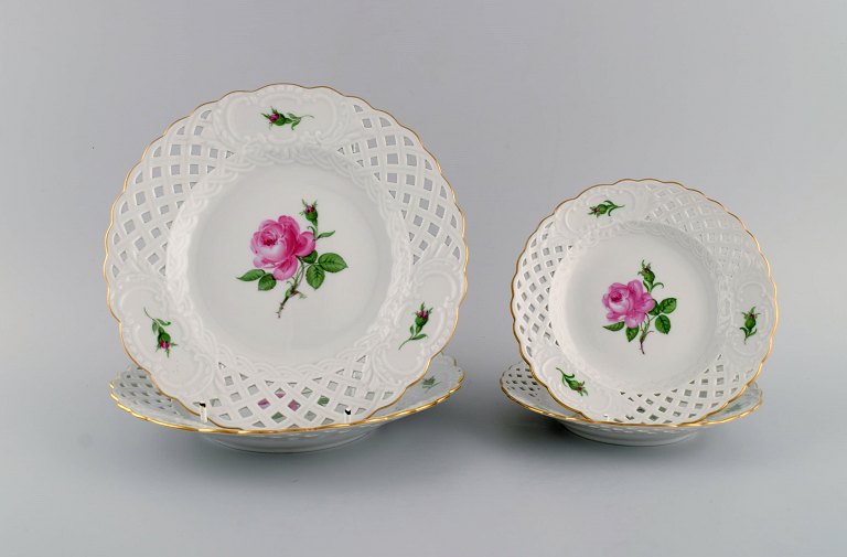 Fire Meissen Pink Rose tallerkener i gennembrudt porcelæn med håndmalede roser og guldkant. Tidligt 1900-tallet.