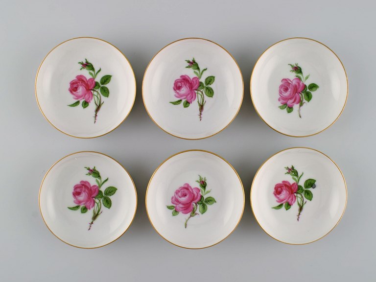 Six small Meissen Pink Rose bowls in hand-painted porcelain with gold edge. Early 20th century.